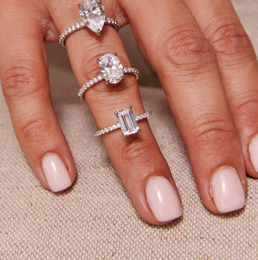 zilveren ring met grote emerald steen, the it list - verlovingsring
