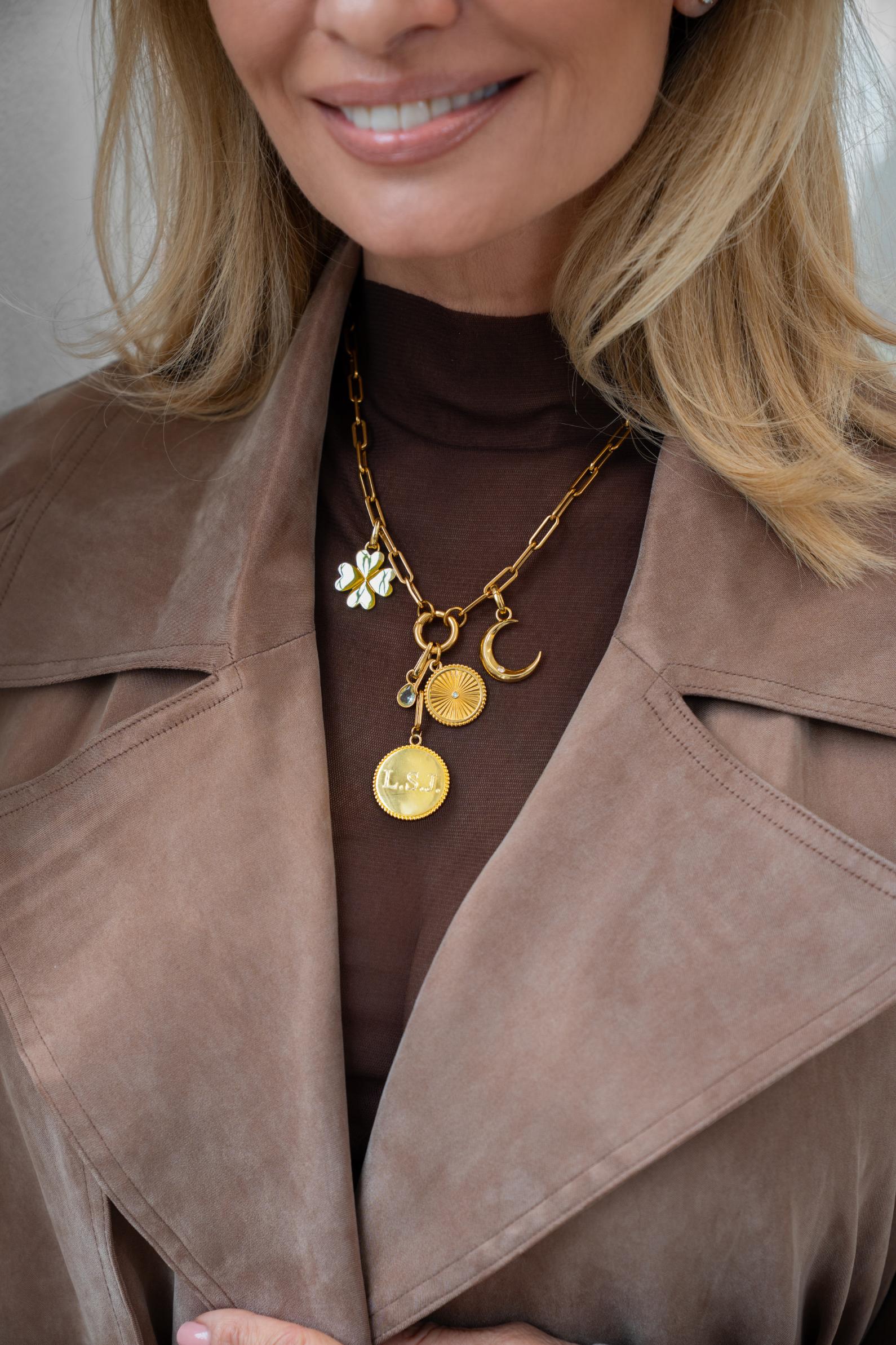 THE IT LIST X LEONTINE RUITERS SCHAKELKETTING IN GOUD EN ZILVER MET BEDELS MAAN KLAVER LUNA EN DROP DIAMOND