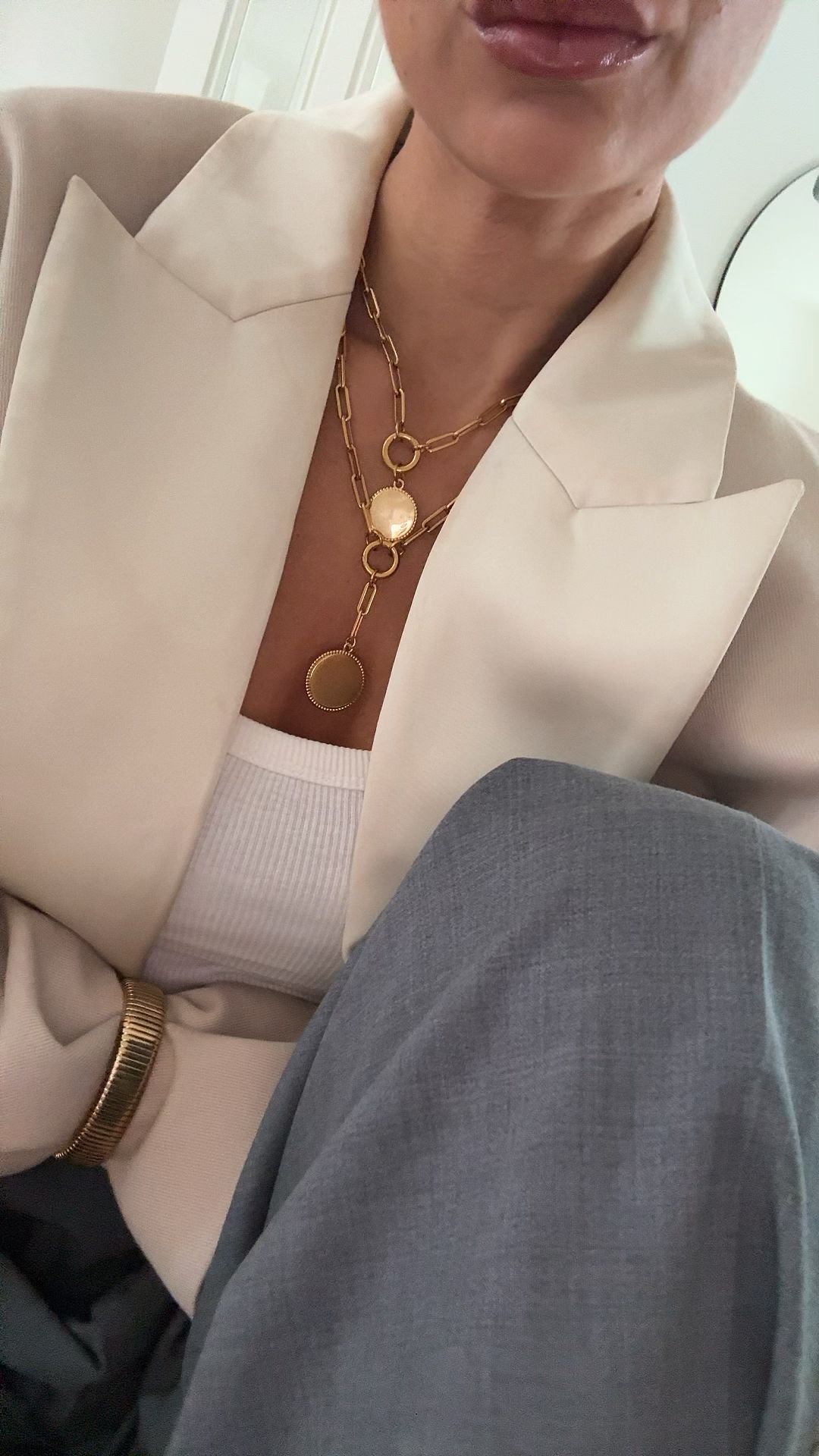 THE IT LIST founder Bo met de coin charm en de it chapter necklace allebei in twee maten in 18k verguld goud personaliseerbaar foto