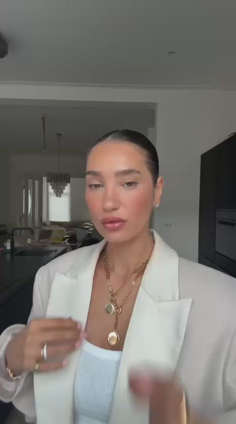 THE IT LIST founder Bo met de coin charm en de it chapter necklace allebei in twee maten in 18k verguld goud personaliseerbaar